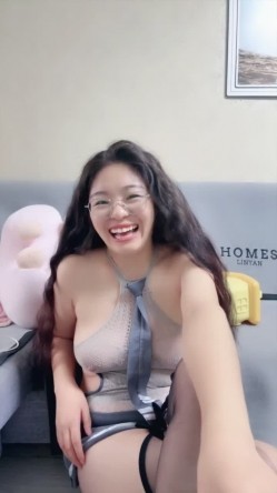 超反差眼镜少妇【95全能阿姨】体制内夫妻下海赚外快，疯狂舔脚性爱，真实爽死 截图3