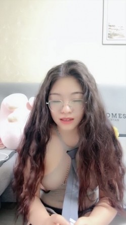超反差眼镜少妇【95全能阿姨】体制内夫妻下海赚外快，疯狂舔脚性爱，真实爽死 截图4