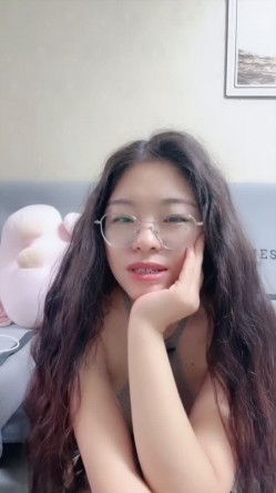 超反差眼镜少妇【95全能阿姨】体制内夫妻下海赚外快，疯狂舔脚性爱，真实爽死 截图5