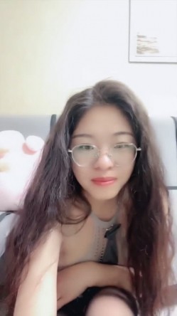 超反差眼镜少妇【95全能阿姨】体制内夫妻下海赚外快，疯狂舔脚性爱，真实爽死 截图6