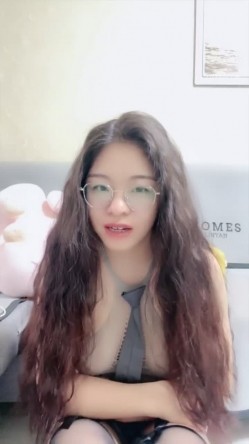 超反差眼镜少妇【95全能阿姨】体制内夫妻下海赚外快，疯狂舔脚性爱，真实爽死 截图7