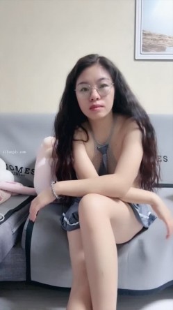 超反差眼镜少妇【95全能阿姨】体制内夫妻下海赚外快，疯狂舔脚性爱，真实爽死 截图11