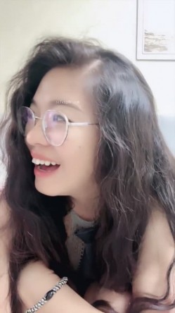 超反差眼镜少妇【95全能阿姨】体制内夫妻下海赚外快，疯狂舔脚性爱，真实爽死 截图14