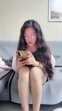 超反差眼镜少妇【95全能阿姨】体制内夫妻下海赚外快，疯狂舔脚性爱，真实爽死 截图15