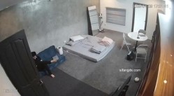 黑客破解家庭网络摄像头偷拍住毛坯房的年轻情侣疯狂做爱有时一天做爱几次 截图9