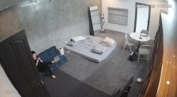黑客破解家庭网络摄像头偷拍住毛坯房的年轻情侣疯狂做爱有时一天做爱几次 截图10