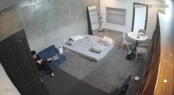 黑客破解家庭网络摄像头偷拍住毛坯房的年轻情侣疯狂做爱有时一天做爱几次 截图11