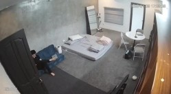 黑客破解家庭网络摄像头偷拍住毛坯房的年轻情侣疯狂做爱有时一天做爱几次 截图12