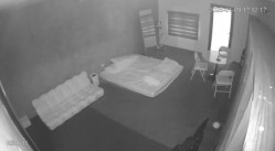 黑客破解家庭网络摄像头偷拍住毛坯房的年轻情侣疯狂做爱有时一天做爱几次 截图13