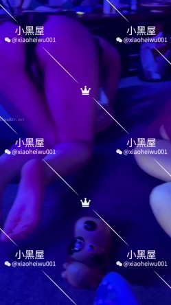 最新流出新时代网黄V信推特人气调教大咖xiaoheiwu私拍，多位极品小姐姐啪啪露出野战调教各种花样完整版 截图1