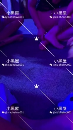 最新流出新时代网黄V信推特人气调教大咖xiaoheiwu私拍，多位极品小姐姐啪啪露出野战调教各种花样完整版 截图7