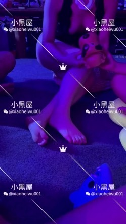 最新流出新时代网黄V信推特人气调教大咖xiaoheiwu私拍，多位极品小姐姐啪啪露出野战调教各种花样完整版 截图8