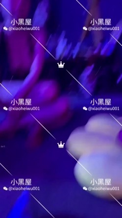 最新流出新时代网黄V信推特人气调教大咖xiaoheiwu私拍，多位极品小姐姐啪啪露出野战调教各种花样完整版 截图9