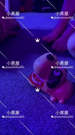 最新流出新时代网黄V信推特人气调教大咖xiaoheiwu私拍，多位极品小姐姐啪啪露出野战调教各种花样完整版 截图11