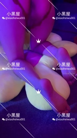 最新流出新时代网黄V信推特人气调教大咖xiaoheiwu私拍，多位极品小姐姐啪啪露出野战调教各种花样完整版 截图16