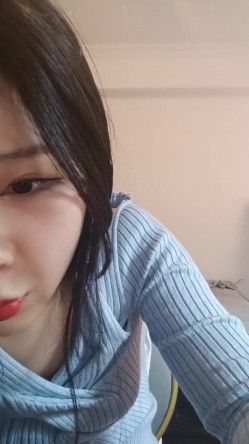 韩系网红女神刚下海！送礼物全裸自慰收费房！从下往上视角揉搓骚穴，掰开看菊花，扭腰摆臀 截图3