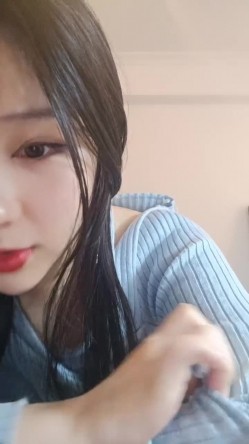 韩系网红女神刚下海！送礼物全裸自慰收费房！从下往上视角揉搓骚穴，掰开看菊花，扭腰摆臀 截图4