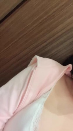 【京鱼儿】19岁童颜巨乳情趣黑丝 跳蛋自慰 爆流白浆 喷水！ 截图8