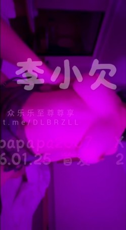 推特第一奶骑，07年天然E罩杯舞蹈练习生「李小欠儿」浑身是宝玫瑰穴，女上位爆乳诱惑，霓虹的灯光血管膨胀，勒脖子后入被操得奶子乱飞 截图12