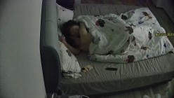 酒店针孔偷拍甜美女友更换床单后对男友的小弟弟有所企图 截图15