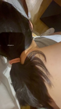 贵在真实，小情侣露脸性爱自拍，饭店里偷偷口交，女友又骚又放荡 截图4