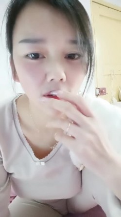 风味十足 极品少妇【小阿姨来了】为生活~在出租屋大秀直播~！强烈推荐，很有味道的小姐姐，完美奶子~！ 截图3