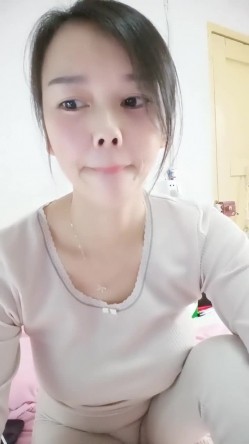 风味十足 极品少妇【小阿姨来了】为生活~在出租屋大秀直播~！强烈推荐，很有味道的小姐姐，完美奶子~！ 截图8