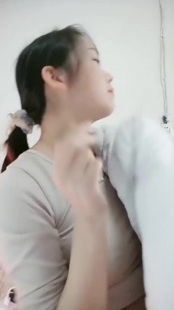 风味十足 极品少妇【小阿姨来了】为生活~在出租屋大秀直播~！强烈推荐，很有味道的小姐姐，完美奶子~！ 截图15