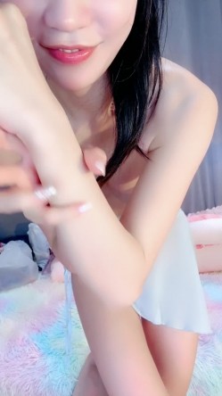 骚逼宝妈【美慧子】，精修奶子和逼毛，性欲旺盛，道具自慰高潮，粉奶粉穴水汪汪的逼 截图2