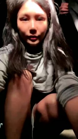 大奶骚妹夜晚驾车和炮友户外车震，摇下车窗掏出奶子呻吟，路边退下衣服深喉口交，后座骑乘猛操回家再继续操 截图1