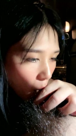 大奶骚妹夜晚驾车和炮友户外车震，摇下车窗掏出奶子呻吟，路边退下衣服深喉口交，后座骑乘猛操回家再继续操 截图2
