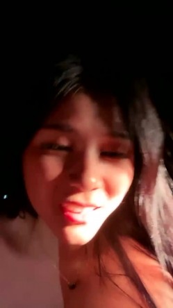 大奶骚妹夜晚驾车和炮友户外车震，摇下车窗掏出奶子呻吟，路边退下衣服深喉口交，后座骑乘猛操回家再继续操 截图6