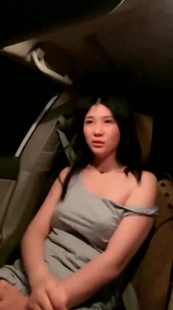 大奶骚妹夜晚驾车和炮友户外车震，摇下车窗掏出奶子呻吟，路边退下衣服深喉口交，后座骑乘猛操回家再继续操 截图8
