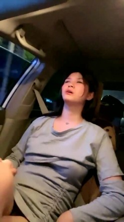 大奶骚妹夜晚驾车和炮友户外车震，摇下车窗掏出奶子呻吟，路边退下衣服深喉口交，后座骑乘猛操回家再继续操 截图9