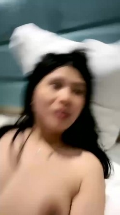 大奶骚妹夜晚驾车和炮友户外车震，摇下车窗掏出奶子呻吟，路边退下衣服深喉口交，后座骑乘猛操回家再继续操 截图16