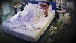 安防酒店摄像头偷拍校园嘻哈时尚美女和爱舔脚变态男友啪啪 截图7
