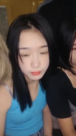 18岁表妹梦涵 ️：啊啊啊不要不要，高潮了，你喷水了，我操到她喷水了，床都湿了，啊啊啊用力用力好舒服射进来，又内射。对话超级有意思 截图1
