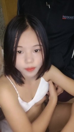 18岁表妹梦涵 ️：啊啊啊不要不要，高潮了，你喷水了，我操到她喷水了，床都湿了，啊啊啊用力用力好舒服射进来，又内射。对话超级有意思 截图3