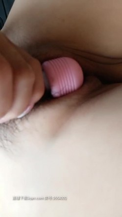 户外无敌小骚妞，全裸自慰呻吟给大哥口交，激情户外无视旁边路过的大爷，站着激情后入啪啪揉奶子 截图16