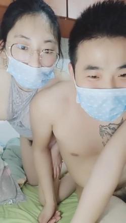 骚气眼镜大奶少妇和纹身小哥双人啪啪 口交骑乘换上黑色网袜 截图3