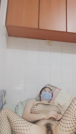 骚气眼镜大奶少妇和纹身小哥双人啪啪 口交骑乘换上黑色网袜 截图10