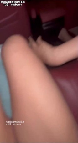 和妹子车震！这妹子晚上带她出去玩，看见开好车就不停的粘着你，晚上回不去学校了，这妹子干起来真的太爽了 截图1