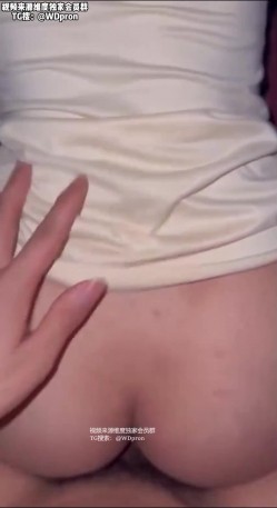 和妹子车震！这妹子晚上带她出去玩，看见开好车就不停的粘着你，晚上回不去学校了，这妹子干起来真的太爽了 截图6
