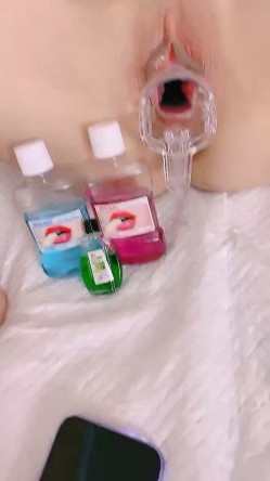 【小依蓓】两个骚货花样玩逼 拳交 脚交 风油精 窥阴 玩尿道 站着放尿 太重口 截图13