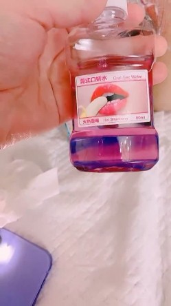 【小依蓓】两个骚货花样玩逼 拳交 脚交 风油精 窥阴 玩尿道 站着放尿 太重口 截图15