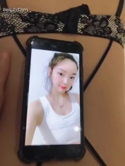 纯情的校园妹纸，逛了一天累趴在床上，可还是很享受性爱的欢乐，滑一下就进去她立马呻吟了起来！ 截图1