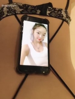 纯情的校园妹纸，逛了一天累趴在床上，可还是很享受性爱的欢乐，滑一下就进去她立马呻吟了起来！ 截图2