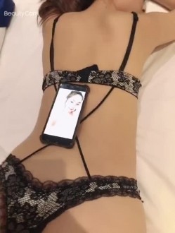 纯情的校园妹纸，逛了一天累趴在床上，可还是很享受性爱的欢乐，滑一下就进去她立马呻吟了起来！ 截图10
