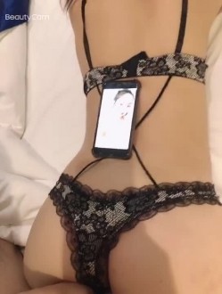 纯情的校园妹纸，逛了一天累趴在床上，可还是很享受性爱的欢乐，滑一下就进去她立马呻吟了起来！ 截图11