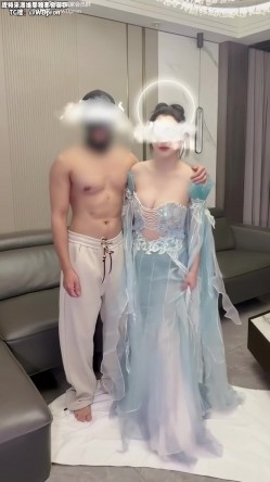 武汉绿帽情侣博主「丝袜小淫妻」《古装大奶母狗》穿着肉丝被无套抽插，摸着大奶子无套内射 截图1